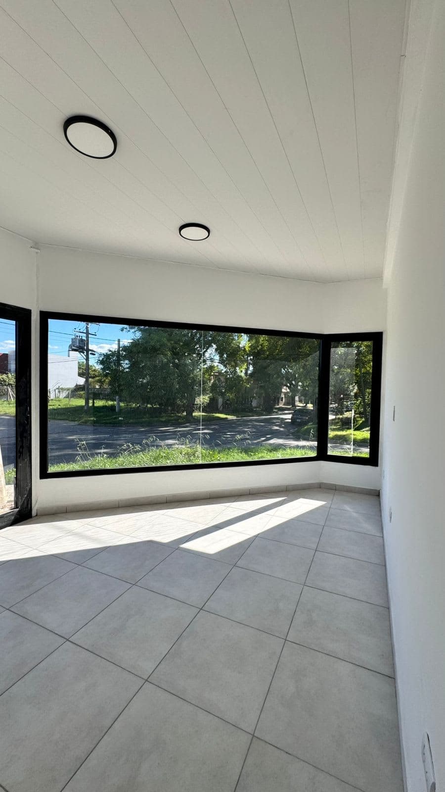LOCAL COMERCIAL EN ALQUILER 📍Ubicado en Sarmiento y Diez Figueras | ESQUINA A ESTRENAR